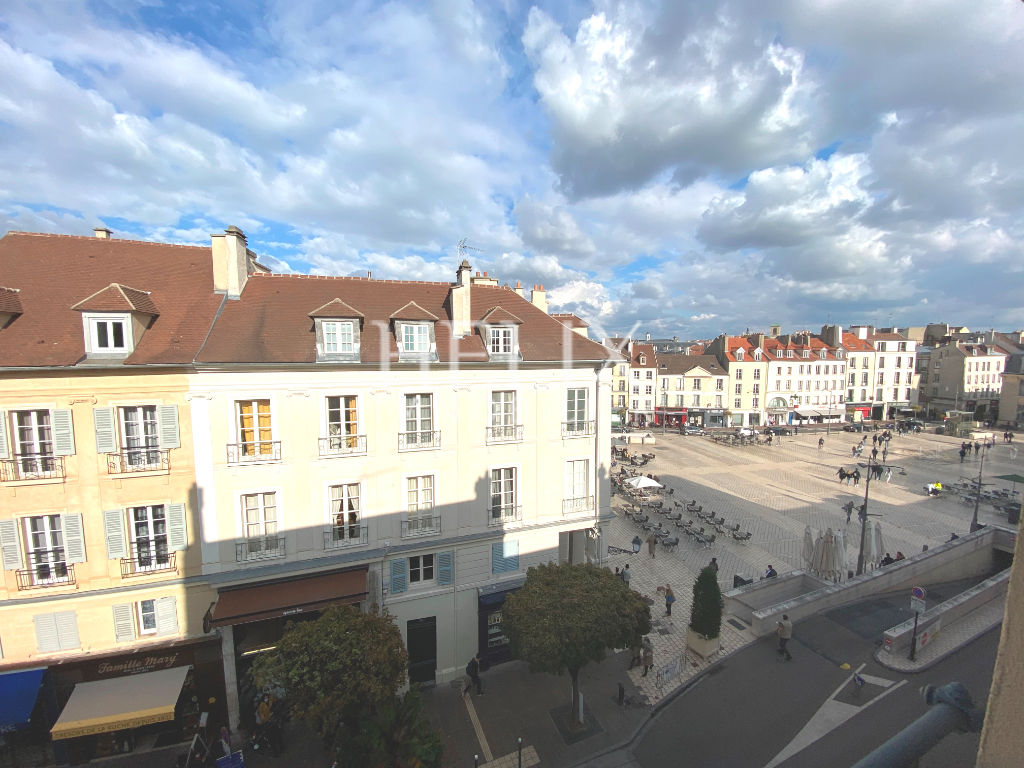 Au dernier étage sur la place du marché de Saint Germain en Laye un appartement avec les combles qui fera un beau 3 pièces