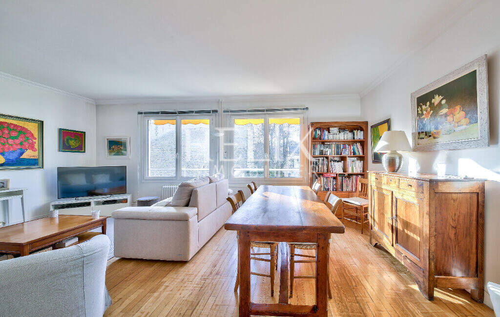 Superbe appartement en plein centre ville du Vésinet dans une résidence bien entretenue.
Composé d'une vaste entrée avec vestaire, d'un séjour double sans vis-à vis et baigné de lumière par son exposition plein sud, d'une cuisine aménagée et équipée, de 3