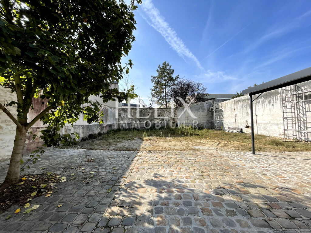 Dans le centre ville de Saint Germain en Laye place du marché un beau terrain pour un projet de construction d'une maison de 220 M² habitable avec deux emplacements de parking.