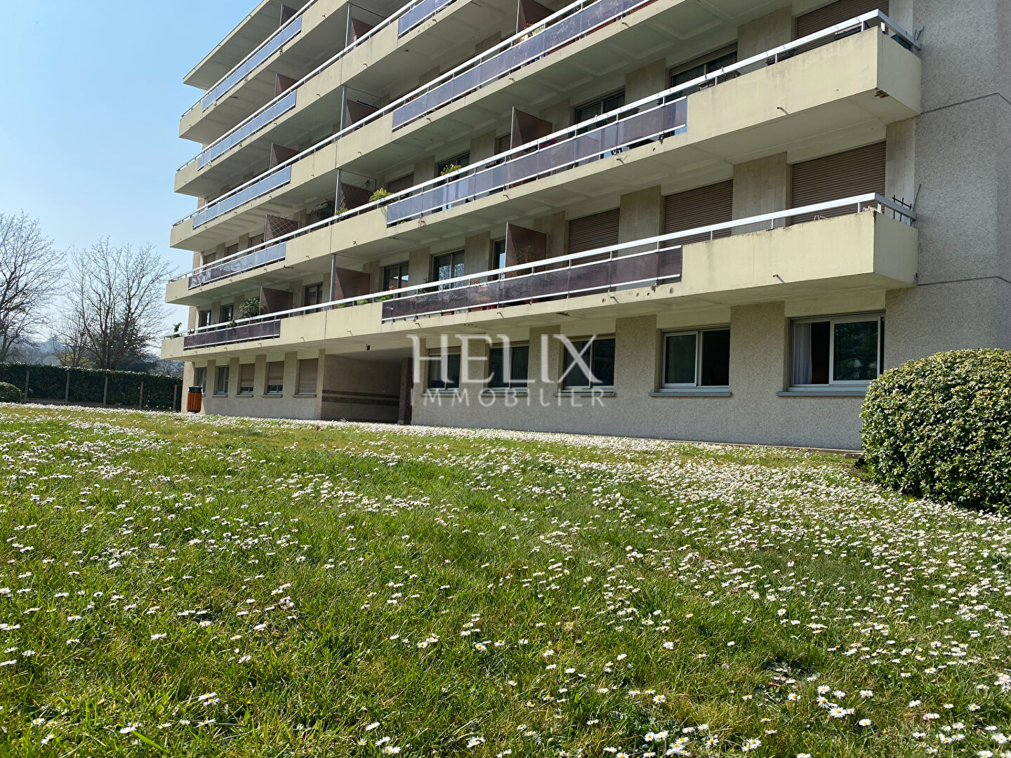 Appartement Le Pecq 4 pièces 84 m2 situé dans une résidence de standing avec espaces verts et ravalement d'ores et déjà voté. 