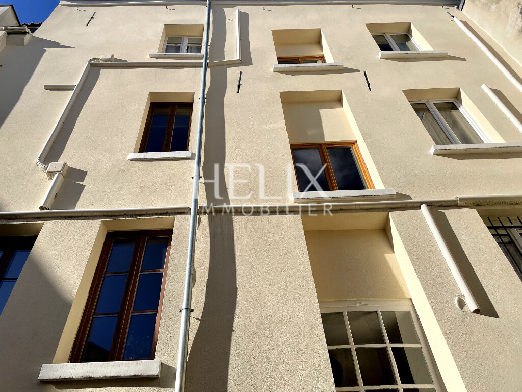 Situé au 4 ème et dernier étage dans un immeuble ancien à Saint Germain en Laye, un bel appartement de 25,31 M² et 35,66 M² au sol "beaucoup de charme" bénéficiant d'un agencement parfait.