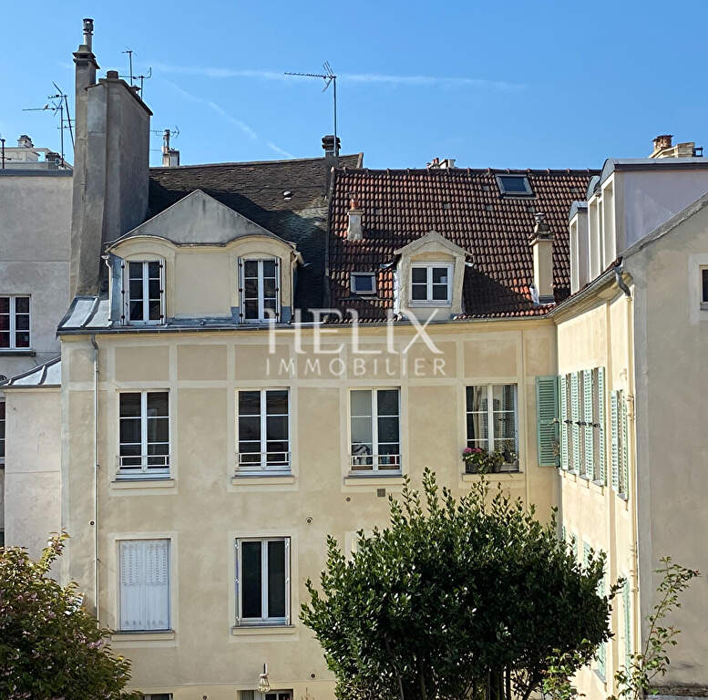 Exclusivité à Saint Germain en Laye,  Appartement traversant avec balcon de 2 pièces avec une chambre et un bureau , à 5 minutes du RER A et de la Place du Marché.