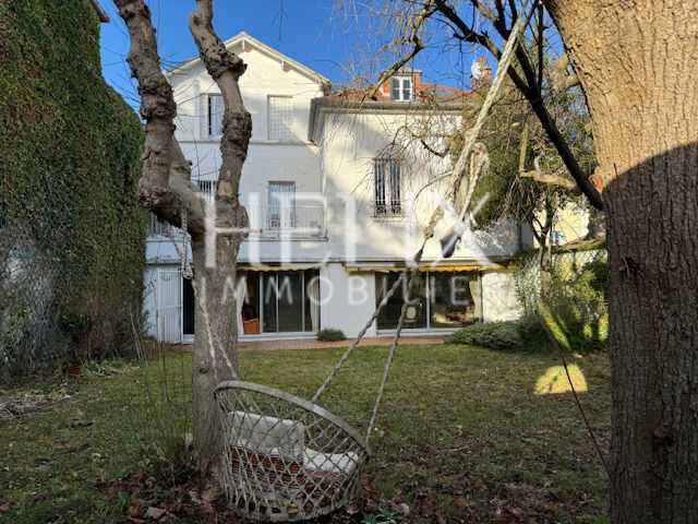 A vendre belle maison 275 M² quartier des écoles à proximité du centre-ville Saint Germain en Laye, 5 mn du RER A.