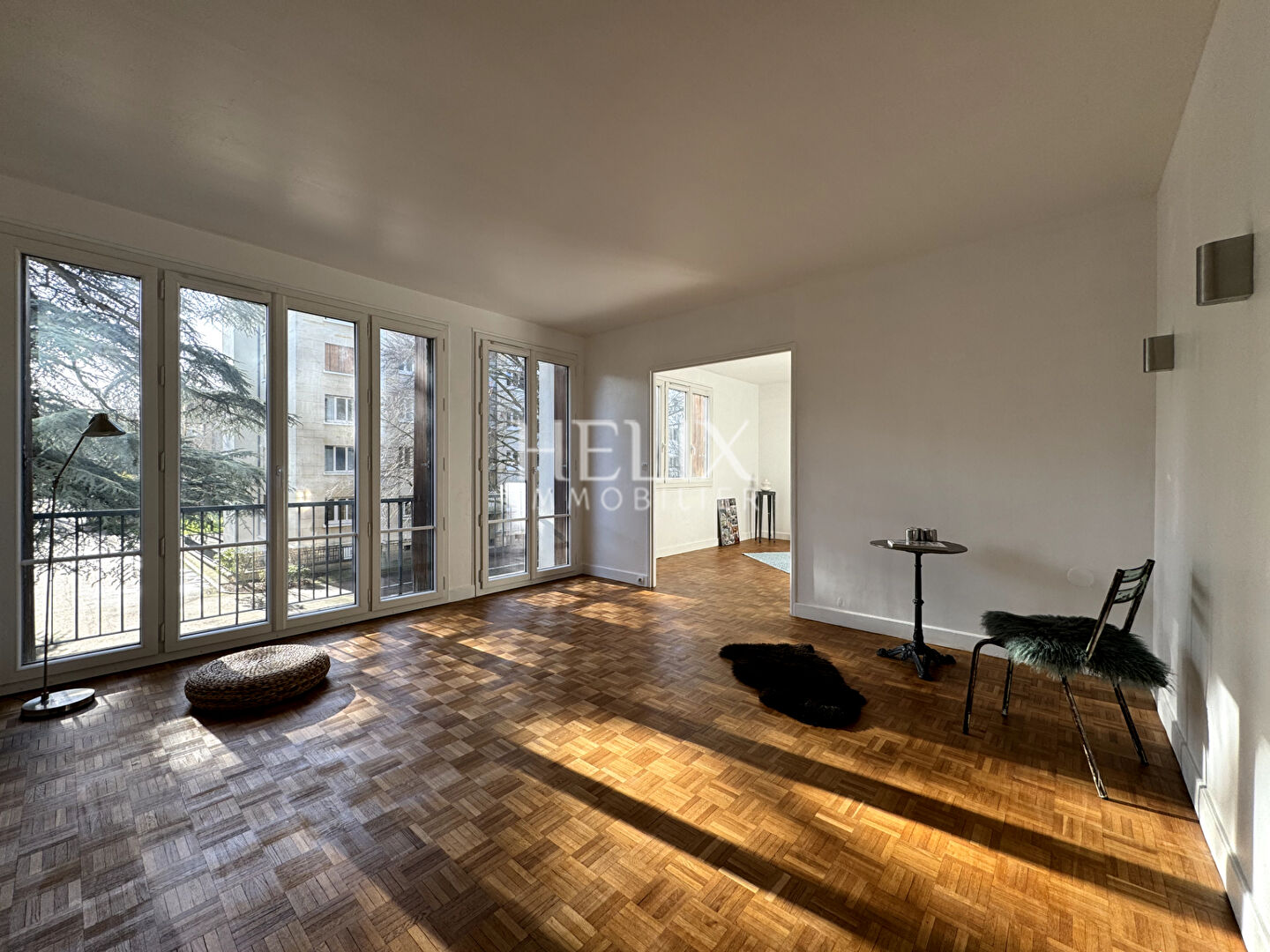 A vendre appartement avec balcon de 87,53 M² à Saint Germain en Laye, il se situe au 1er étage avec ascenseur, une triple exposition, le calme absolu, lumineux et ensoleillé.