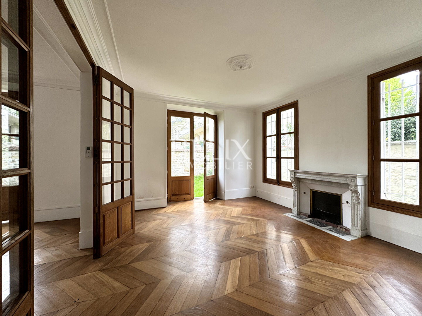 A vendre à Saint Germain en Laye, dans un secteur privilégié un appartement de 105,23 M² ouvrant sur un jardin privatif de 133 M², 5 minutes du RER A.