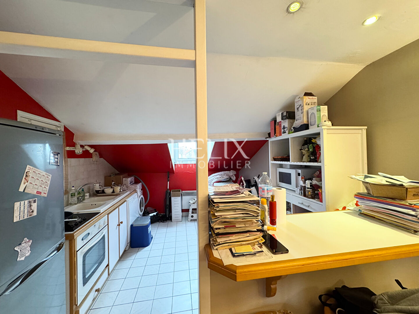 A vendre un appartement traversant situé au 4ème et dernier étage dans un immeuble ancien à Saint-Germain-en-Laye. 