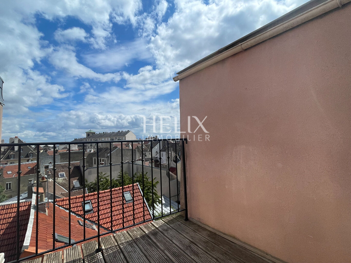 Appartement refait à neuf  extrêmement bien agencé avec une terrasse  situé au dernier étage d'un immeuble ancien du centre de Saint Germain en Laye.