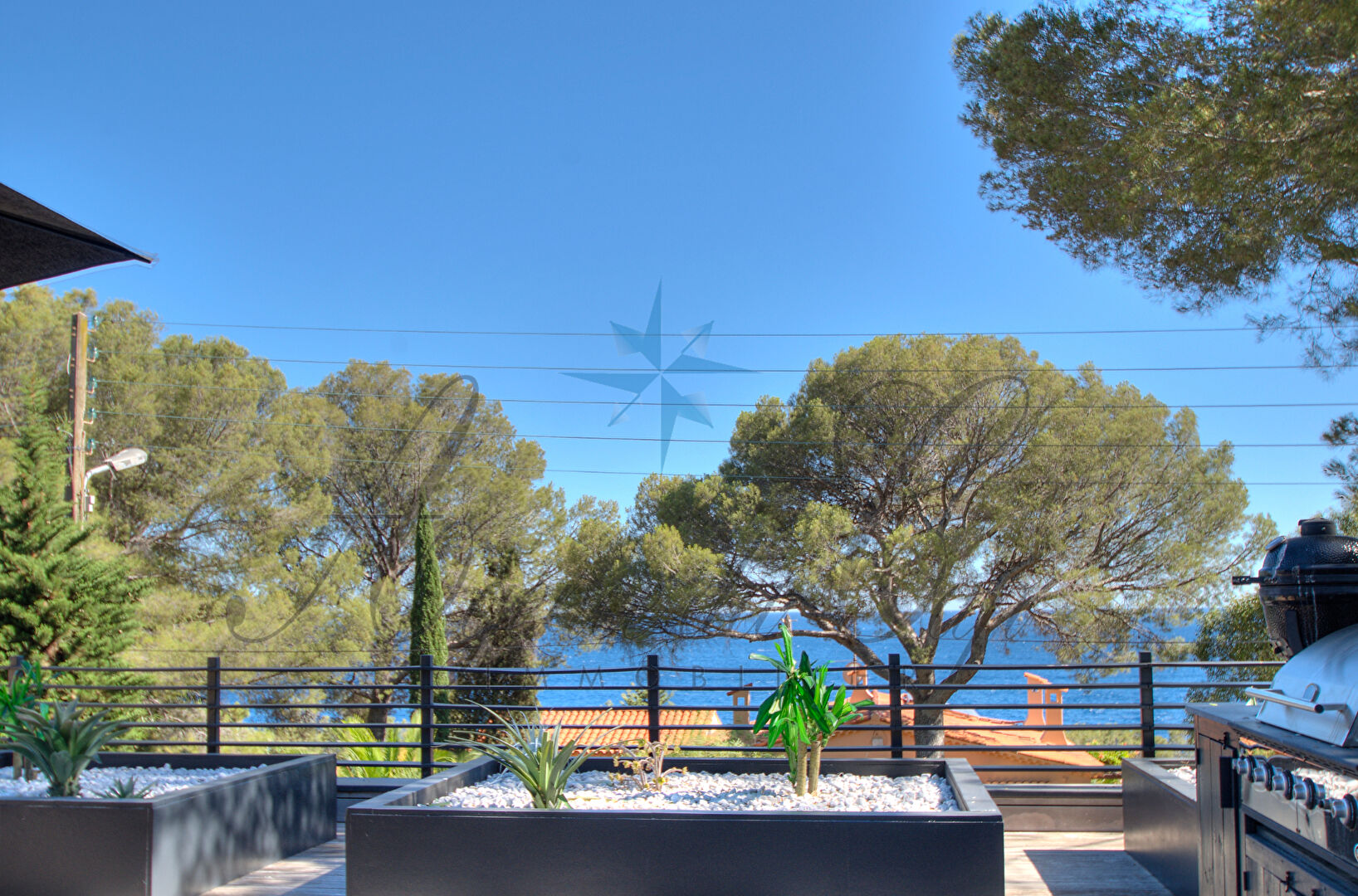 Co-Exclusivité- Saint Raphaël, Villa d'exception vue mer dans un Parc privé pied dans l'eau