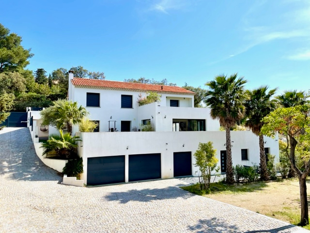 RECENT VILLA OF 300sqm WITH 6 BEDROOMS, NEAR THE TOWN CENTER OF SAINTE MAXIME