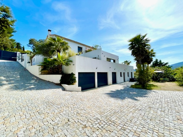 RECENT VILLA OF 300sqm WITH 6 BEDROOMS, NEAR THE TOWN CENTER OF SAINTE MAXIME