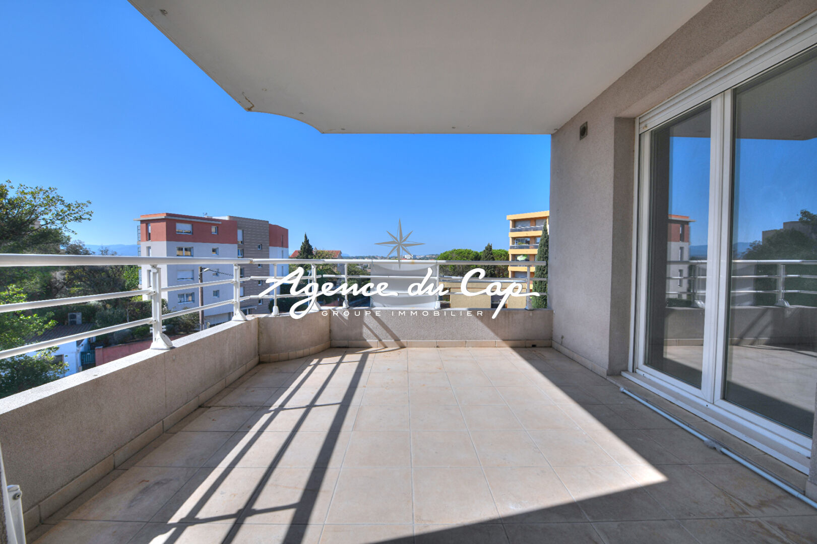 SAINT RAPHAEL THREE-ROOM APARTMENT NEAR TOWN CENTER WITH TERRACE AND GARAGE