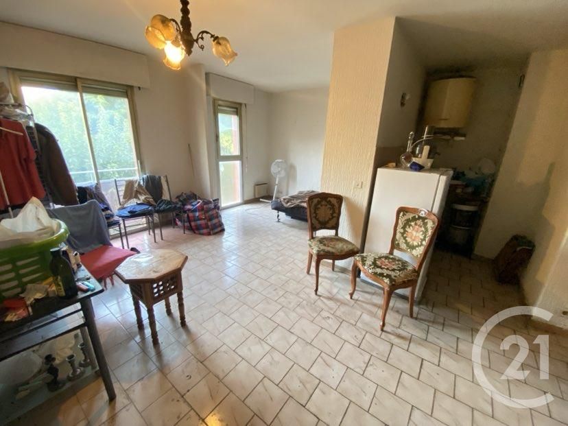 Appartement T1 Toulon a renover dans résidence années 80